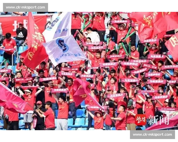 扔掉小马扎！跨省球迷夜奔 300 公里 “潜入” 苏超现场