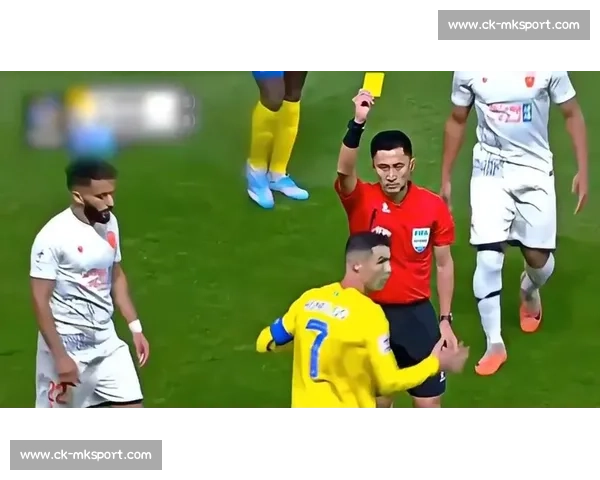 瓜帅女儿现场见证父亲与马宁争执，英超最美星二代身材吸睛