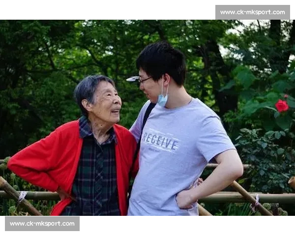 莫愁乡背后的生死羁绊：18 岁少年用说唱守护姥姥最后的生命火光