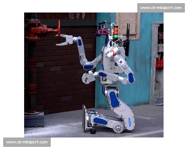 机器人足球赛连环翻车，担架员成意外主角